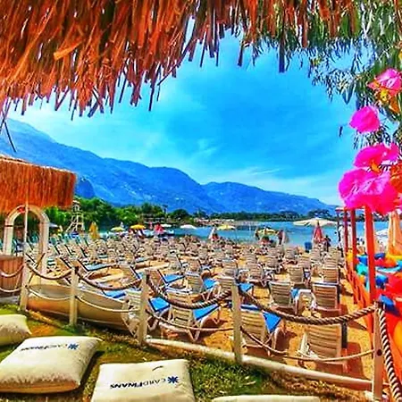 Golden Club & Caravan Holidays Parque de Campismo 3*